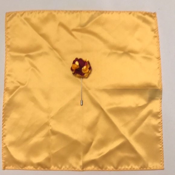 Pocket square with flower pin - Picture 3 of 4